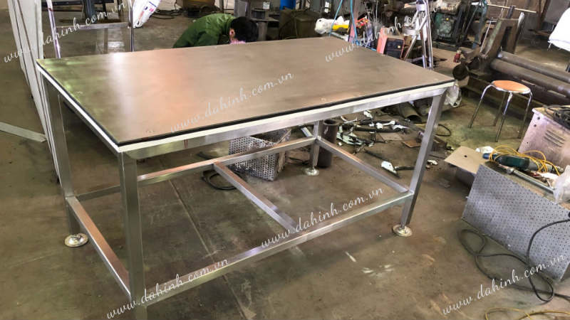 Chuyên gia công bàn inox gia-cong-ban-thao-tac-ban-inox-tai-da-hinh