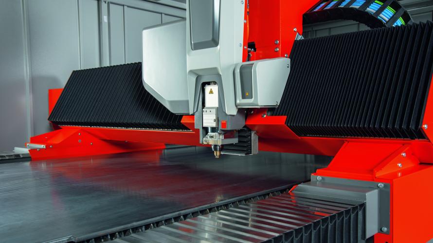 Đầu tư máy cắt laser hiện đại, tiên tiến