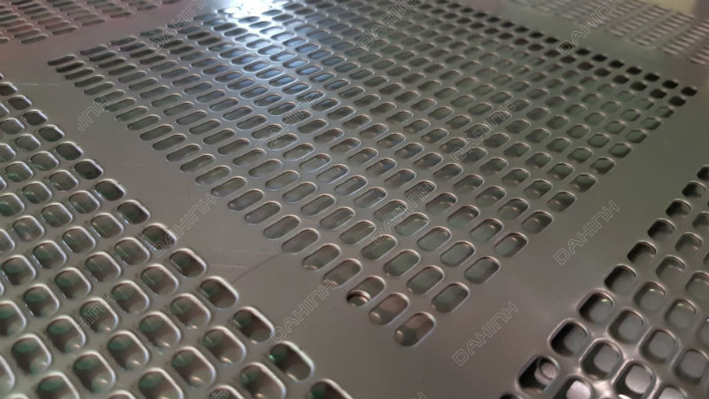 tam-inox-304-dot-lo-theo-yeu-cau-3