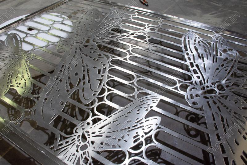 Vách ngăn cnc họa tiết chuồn chuồn