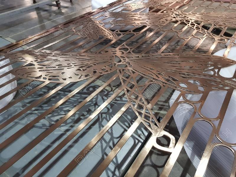 Vách ngăn cnc họa tiết chuồn chuồn