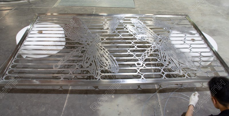 Vách ngăn cnc họa tiết chuồn chuồn