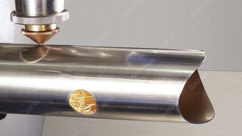 Cắt laser tại xưởng cơ khí Đa Hình