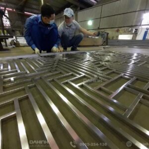 Gia-cong-vach-ngan-inox-mang-vang-tai-ha-noi