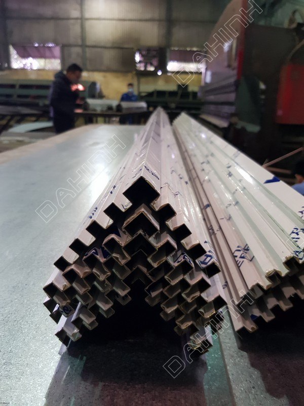 chan-gap-cnc-u-inox-tai-da-hinh