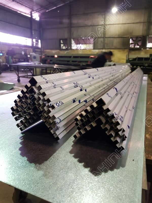 chan-gap-cnc-u-inox-tai-da-hinh