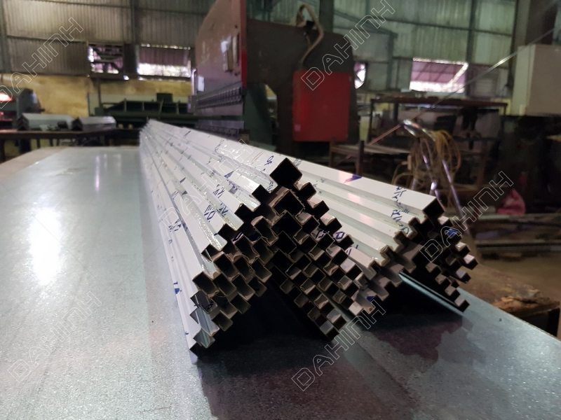 chan-gap-cnc-u-inox-tai-da-hinh